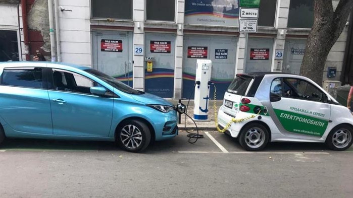 Започна инсталирането на зарядни станции за електромобили