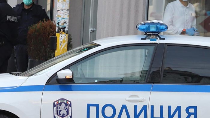 Автобус мина през бетонна ограда и се удари в дърво в Смолян