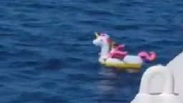 Дете с надуваем еднорог отнесено в Йонийско море