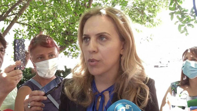 Марияна Николова разпореди проверки за незаконни паркинги и паркиране върху морски плаж