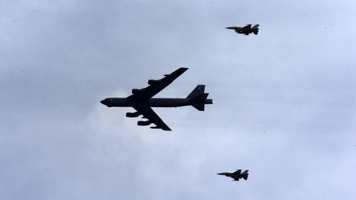 САЩ летят с бомбардировачи B-52 над Европа, показват солидарността на НАТО