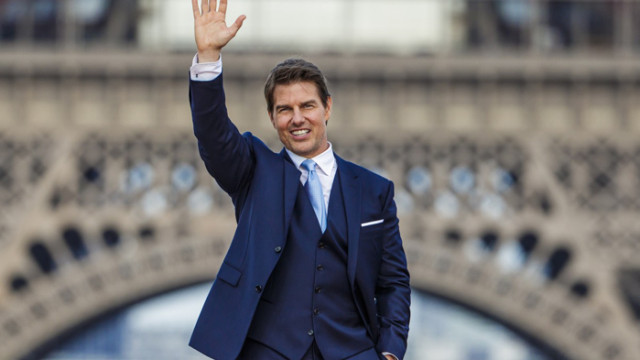 В пороен дъжд Том Круз приземи вертолета си в центъра на Лондон