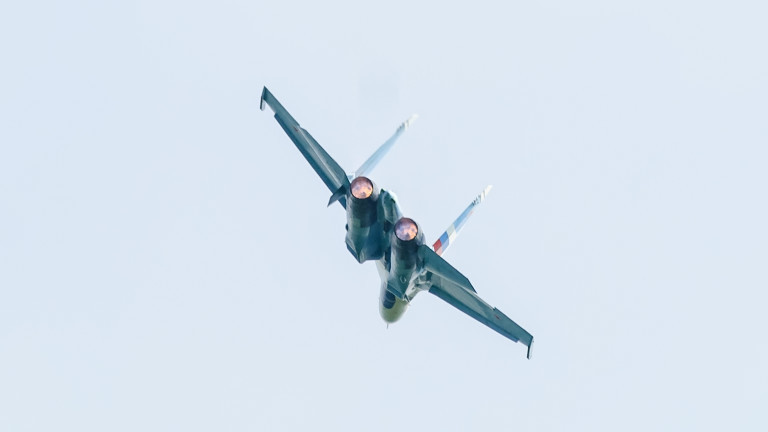 Два изтребителя Су-27 на Русия прогонват бомбардировач на САЩ над Балтийско море