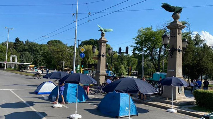 Сдружение: Палатките на Орлов мост нарушават Закона за културното наследство