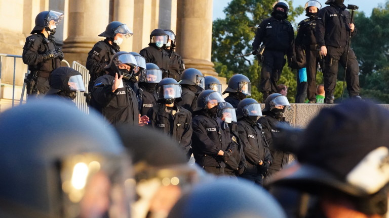 Протестиращи срещу противоепидемичните мерки опитаха да нахлуят в Райхстага
