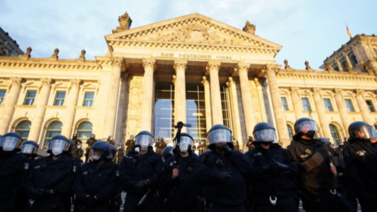 Протестиращи срещу противоепидемичните мерки опитаха да нахлуят в Райхстага