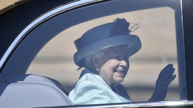 Кралица Елизабет видя внуците си през стъкло