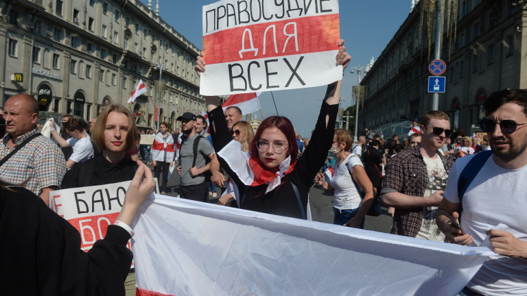 Стотици задържани на многохиляден протест в Беларус