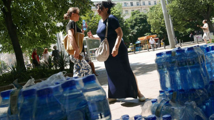 Столичната община организира раздаване на минерална вода
