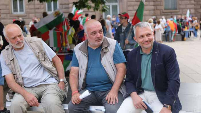 „Трио“-то с наръчник на въстаника: Без знамена по колите, да се ползват буферни паркинги и метро