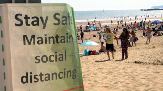 Британците се втурнаха към плажовете и парковете