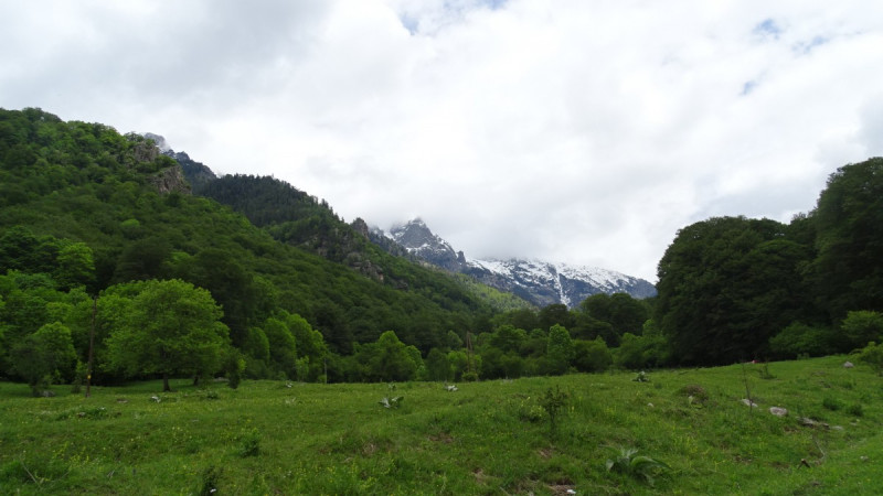 Пролетта и зимата се срещат на Кирилова поляна