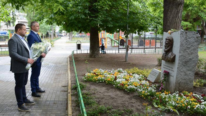 Кметът Иван Портних поднесе цветя пред паметника на Христо Ботев
