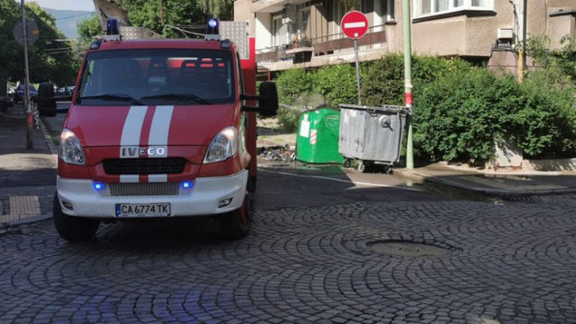 Как пожарникари гасят подпален контейнер в столичен квартал за секунди (ВИДЕО И СНИМКИ)