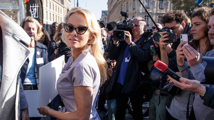 Памела Андерсън се хвали с култовия си бански от 90-те години