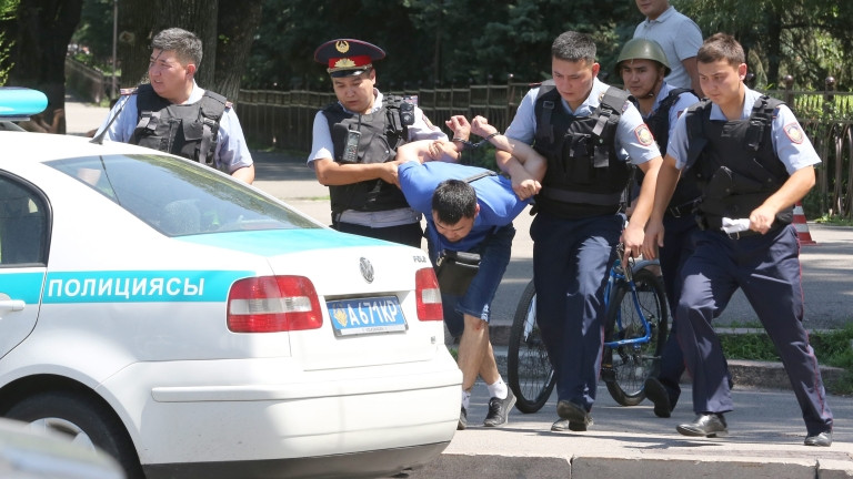 Задържа десетки антиправителствени протестиращи в Казахстан