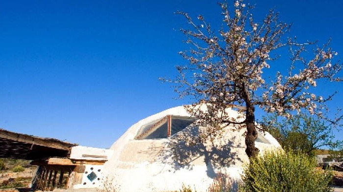 Earthship и какво е да живееш в къща от боклуци