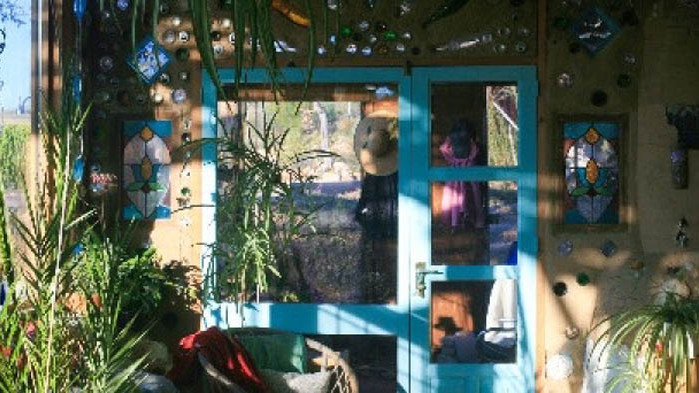 Earthship и какво е да живееш в къща от боклуци