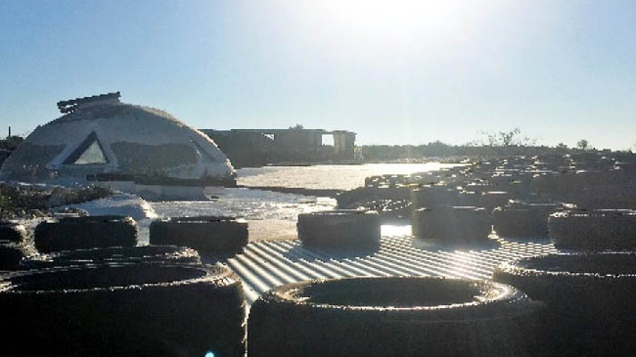 Earthship и какво е да живееш в къща от боклуци