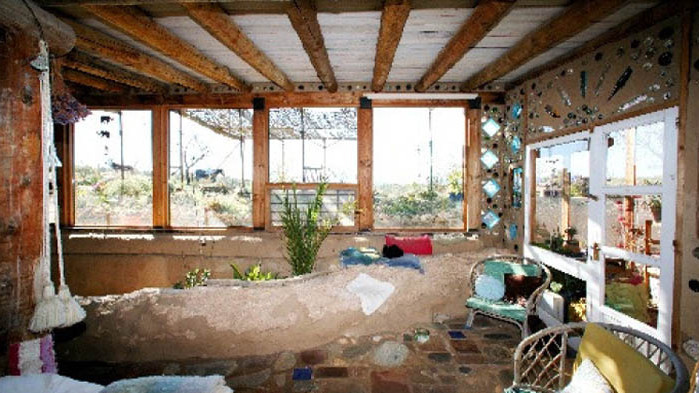 Earthship и какво е да живееш в къща от боклуци