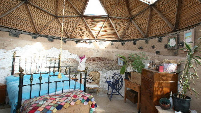 Earthship и какво е да живееш в къща от боклуци