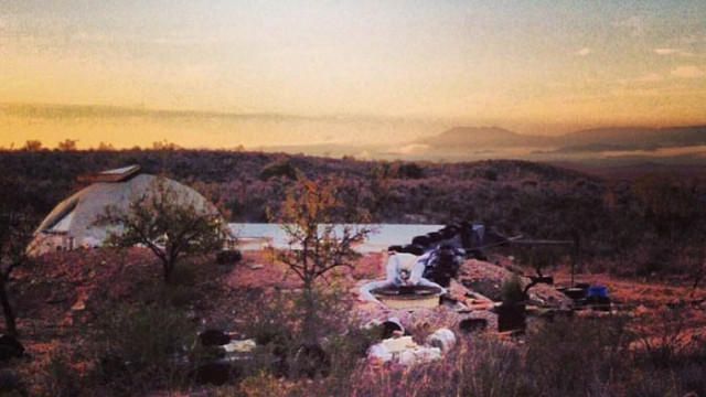 Earthship и какво е да живееш в къща от боклуци