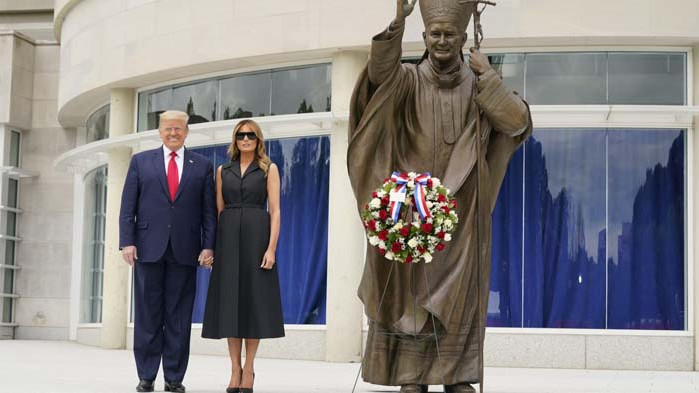 Фалшива усмивка подхрани слуховете за проблеми в брака на Доналд и Мелания Тръмп (ВИДЕО)