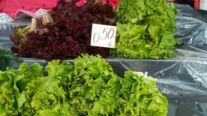 Черешите и прасковите на „Колхозния“ във Варна паднаха до 1,50 за килограм (СНИМКИ)