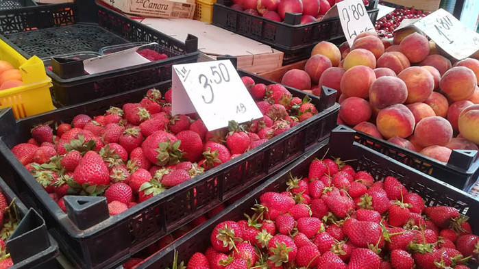 Черешите и прасковите на „Колхозния“ във Варна паднаха до 1,50 за килограм (СНИМКИ)