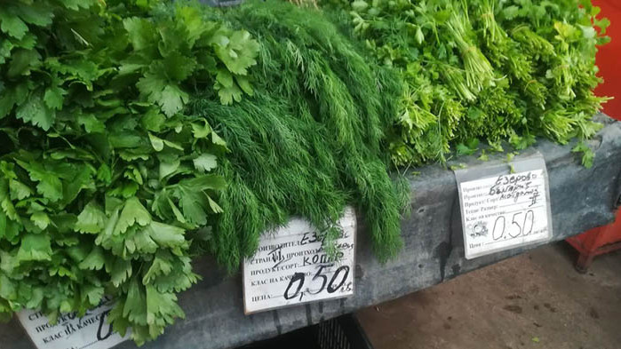 Черешите и прасковите на „Колхозния“ във Варна паднаха до 1,50 за килограм (СНИМКИ)