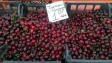 Черешите и прасковите на „Колхозния“ във Варна паднаха до 1,50 за килограм (СНИМКИ)