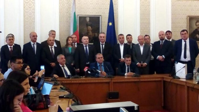 „Обединени патриоти“ готови да напуснат управленската коалиция заради доброволческите отряди