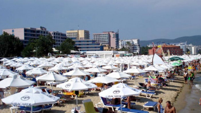 Недопустимо е да се обвързва ползването на чадъри и шезлонги с други услуги на морския плаж
