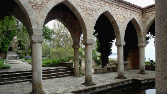 Със спектакъл "Здравей, Лято!" започват представленията на открито в "Двореца" в Балчик