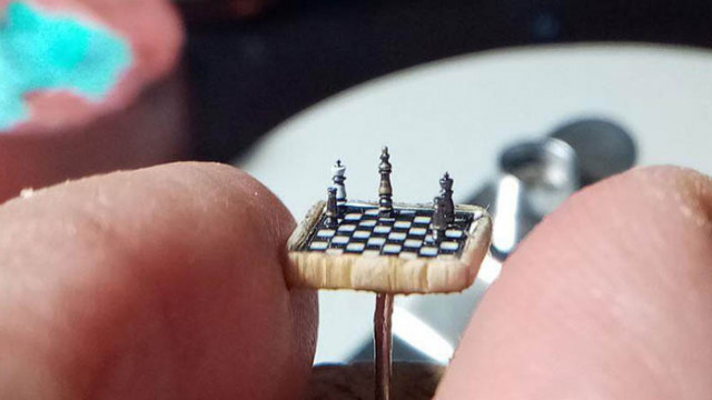 Турски микроскулптор създаде най-миниатюрния шах в света