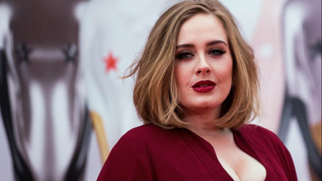 Адел почете жертвите на пожар в Лондон