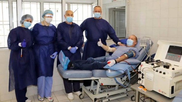 Лекар, преболедувал COVID-19, дари кръв за плазма
