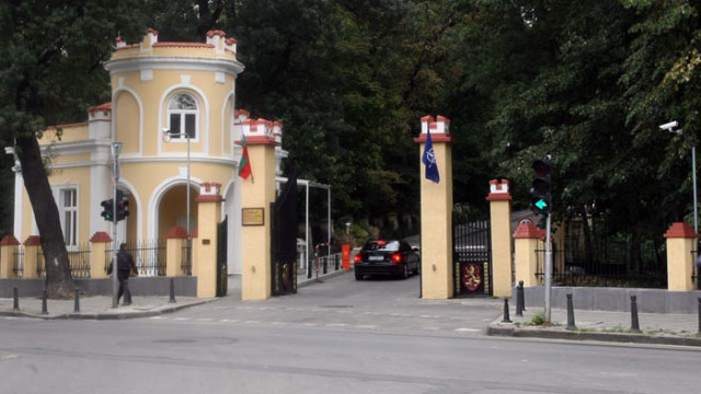 Военната академия търси популярност с чашки и флашки