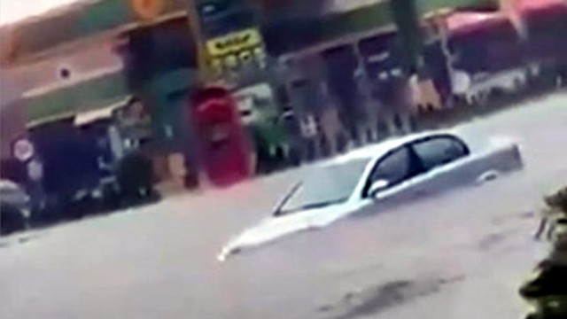 Порой в Червен бряг, почти целите коли са под вода (Видео)