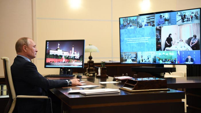 Путин се варди от COVID-19 в резиденцията си чрез специален тунел за дезинфекция