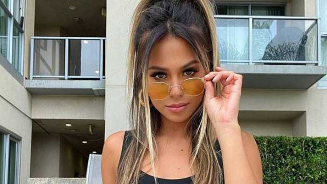 Моделка се показа с толкова изрязан бански, че и феновете ѝ се отвратиха (СНИМКИ)