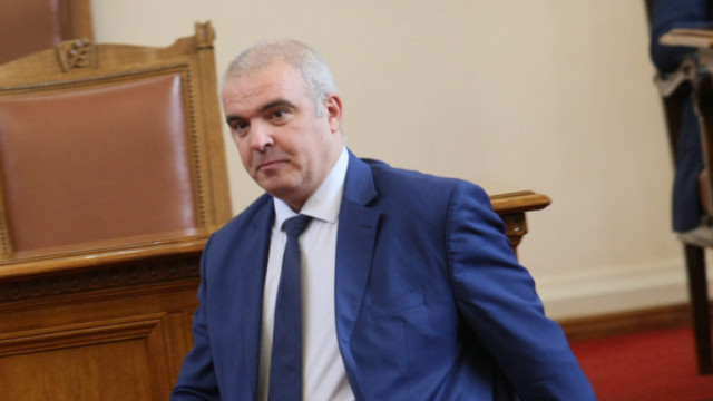 Президентът и НСО дължали отговори за снимките от спалнята на премиера