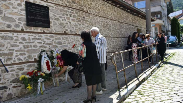 Асеновград поднесе цветя пред паметната плоча на Паисий Хилендарски