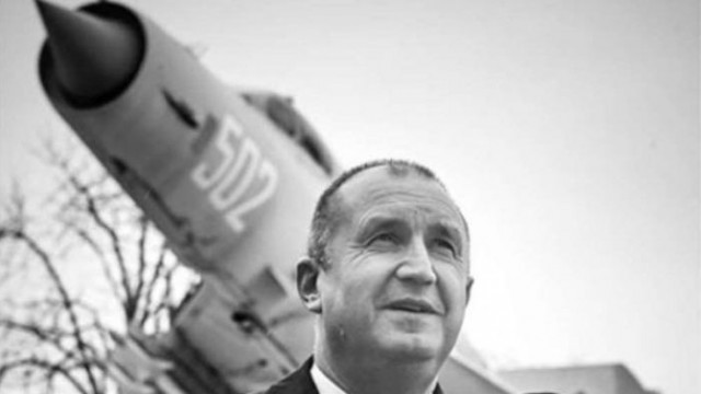 Дронът на Радев лети в синхрон с компроматната война