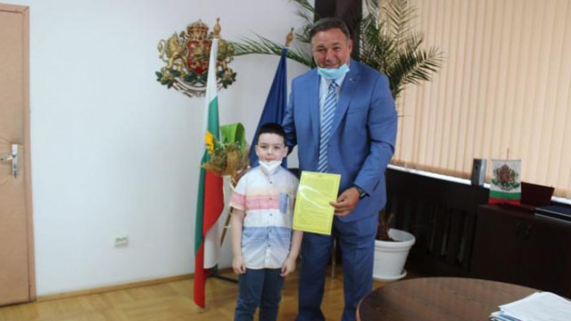 Първокласник включи областния на Разград като герой от приказка, наградиха го с лаптоп