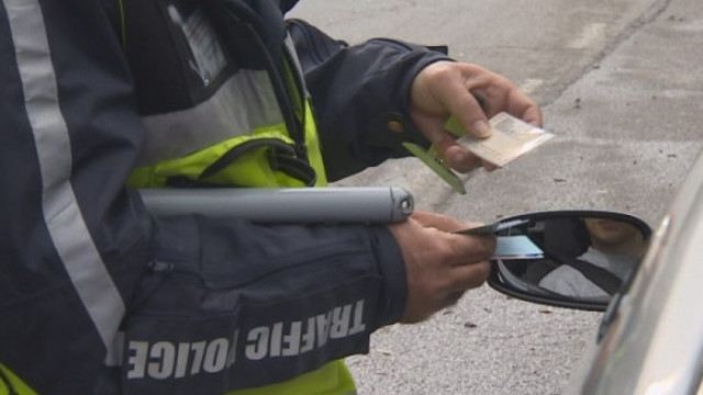 Съдят двама старши полицаи от Варна за искане на подкуп