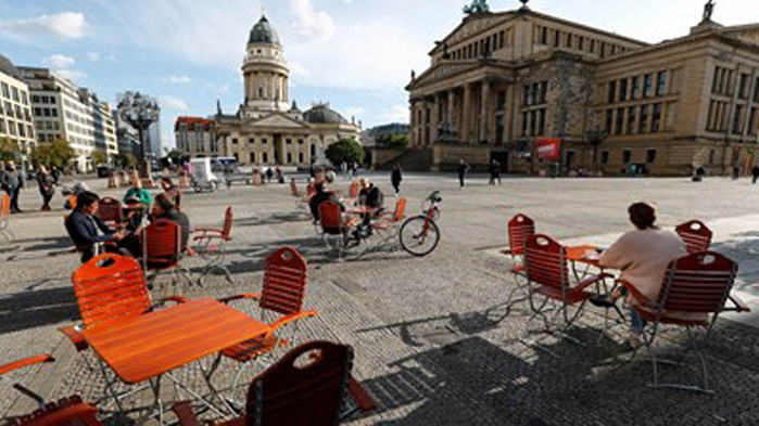 Европа налага отново мерки срещу COVID-19, вирусът се насочва към по-младите