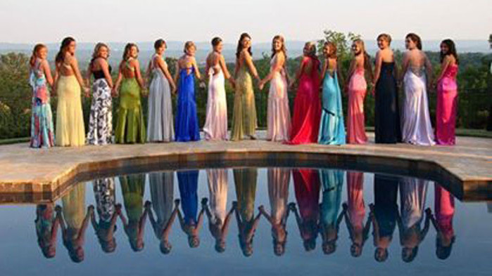 Бал с маски: Ще отбележат ли подобаващо зрелостниците абитуриентската вечер