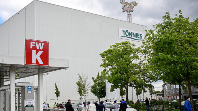 Двама българи, работили в кланицата "Тьонис": Студ, тежък труд, уволнение