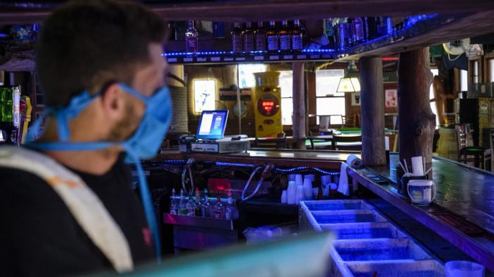 Заради COVID-19: САЩ отново затваря барове и ресторанти
